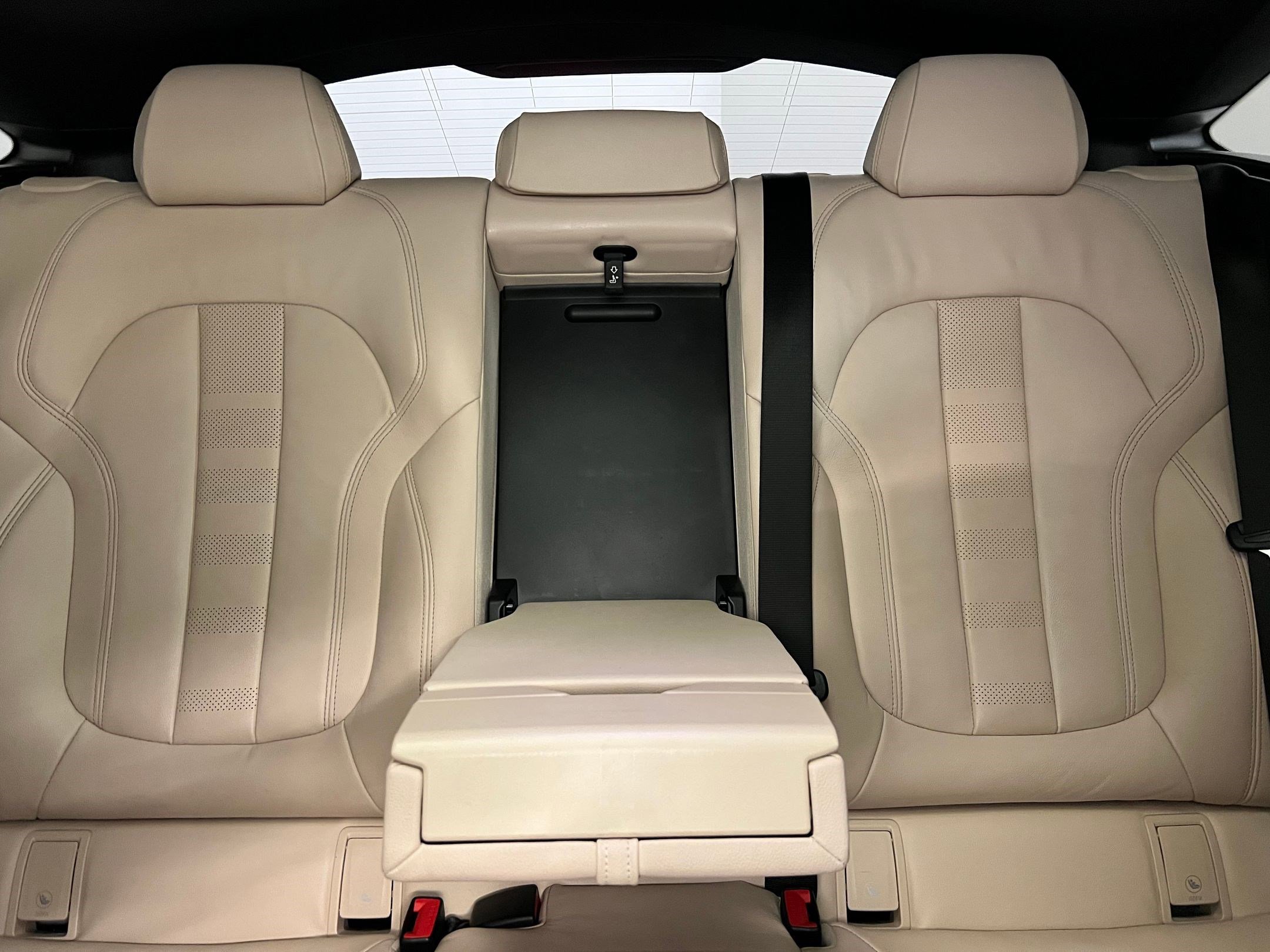 Used 2022 BMW X6 M50i w/ Executive Package image 32