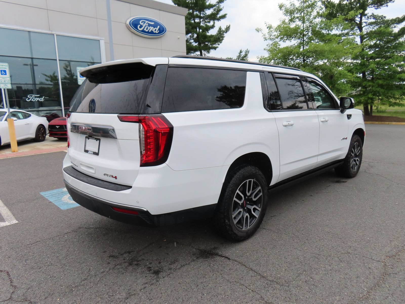 Used 2024 GMC Yukon XL AT4 w/ AT4 Premium Package AWD/4WD image 4