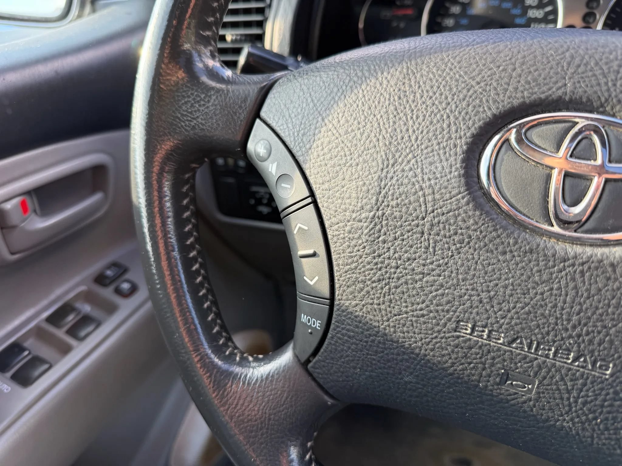 Used 2005 Toyota Land Cruiser AWD/4WD image 31