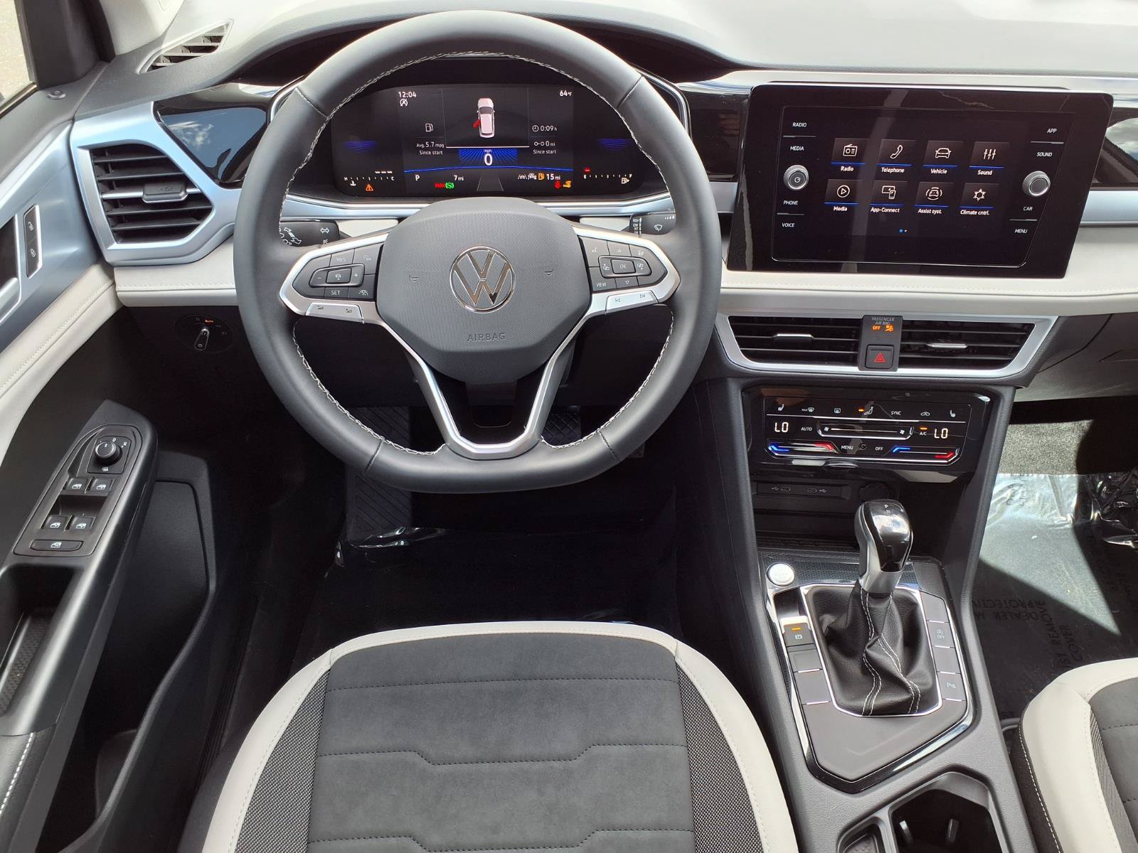 New 2026 Volkswagen Taos SE FWD image 11