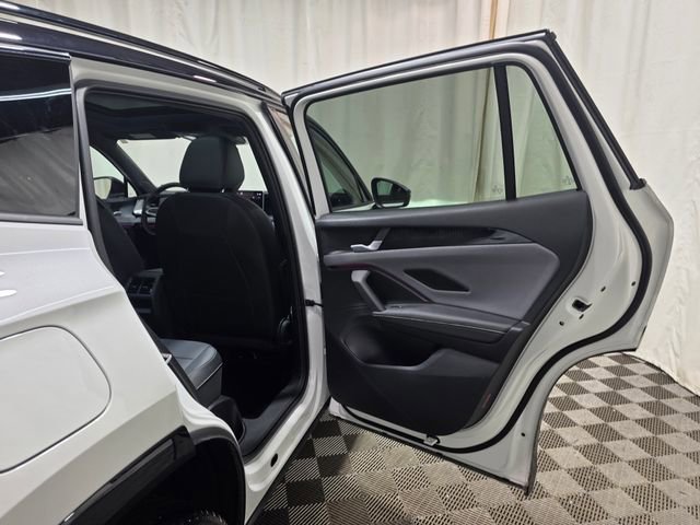 Certified 2025 Volkswagen Tiguan SE R-Line image 31