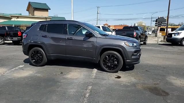 Used 2024 Jeep Compass Latitude AWD/4WD image 2