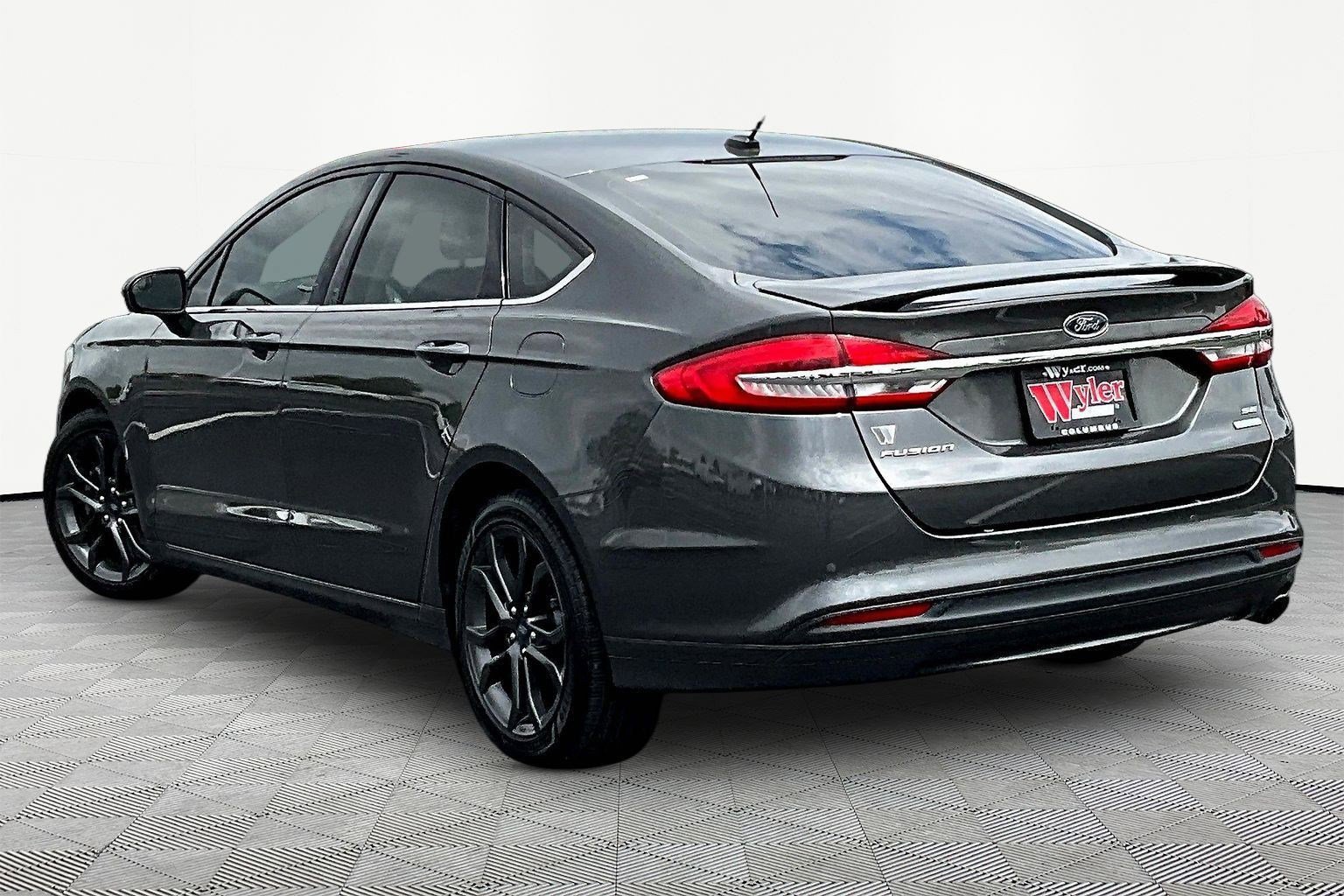 Used 2018 Ford Fusion SE w/ Equipment Group 201A FWD image 4