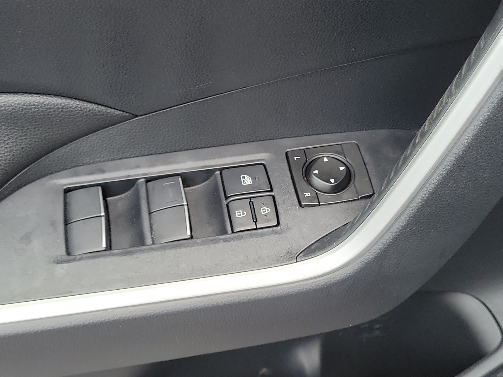 Used 2019 Toyota RAV4 XLE Premium FWD image 19