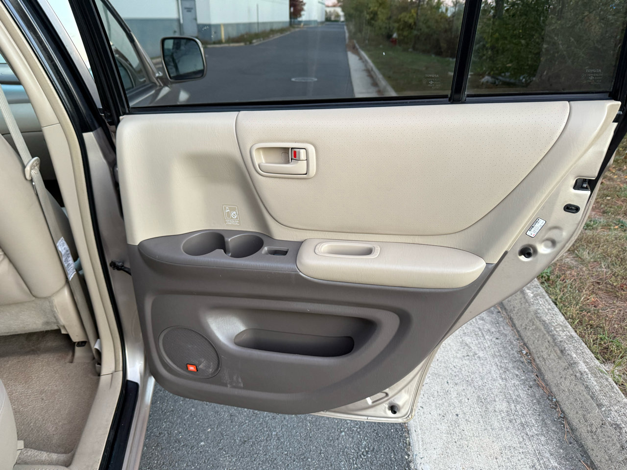 Used 2005 Toyota Highlander 4WD V6 w/ 3rd Row image 24