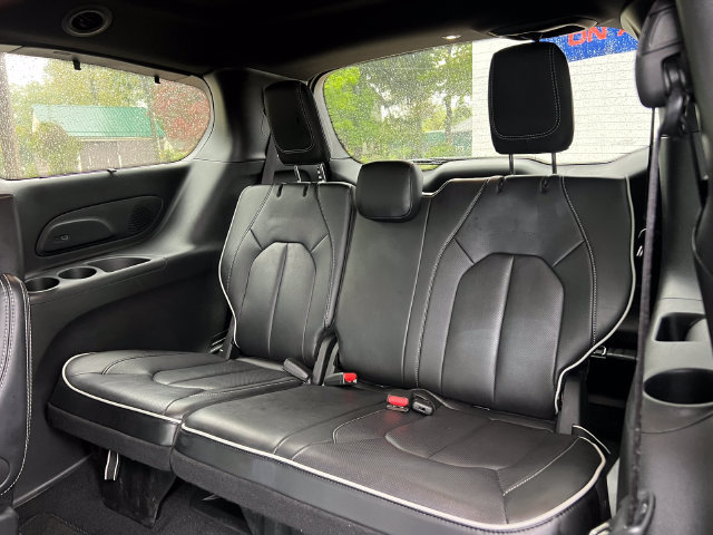 Used 2025 Chrysler Pacifica Limited FWD image 5