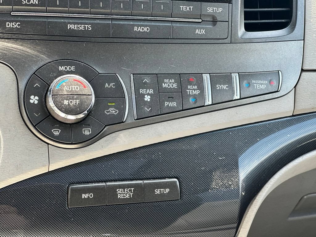 Used 2011 Toyota Sienna SE w/ Preferred Pkg FWD image 25