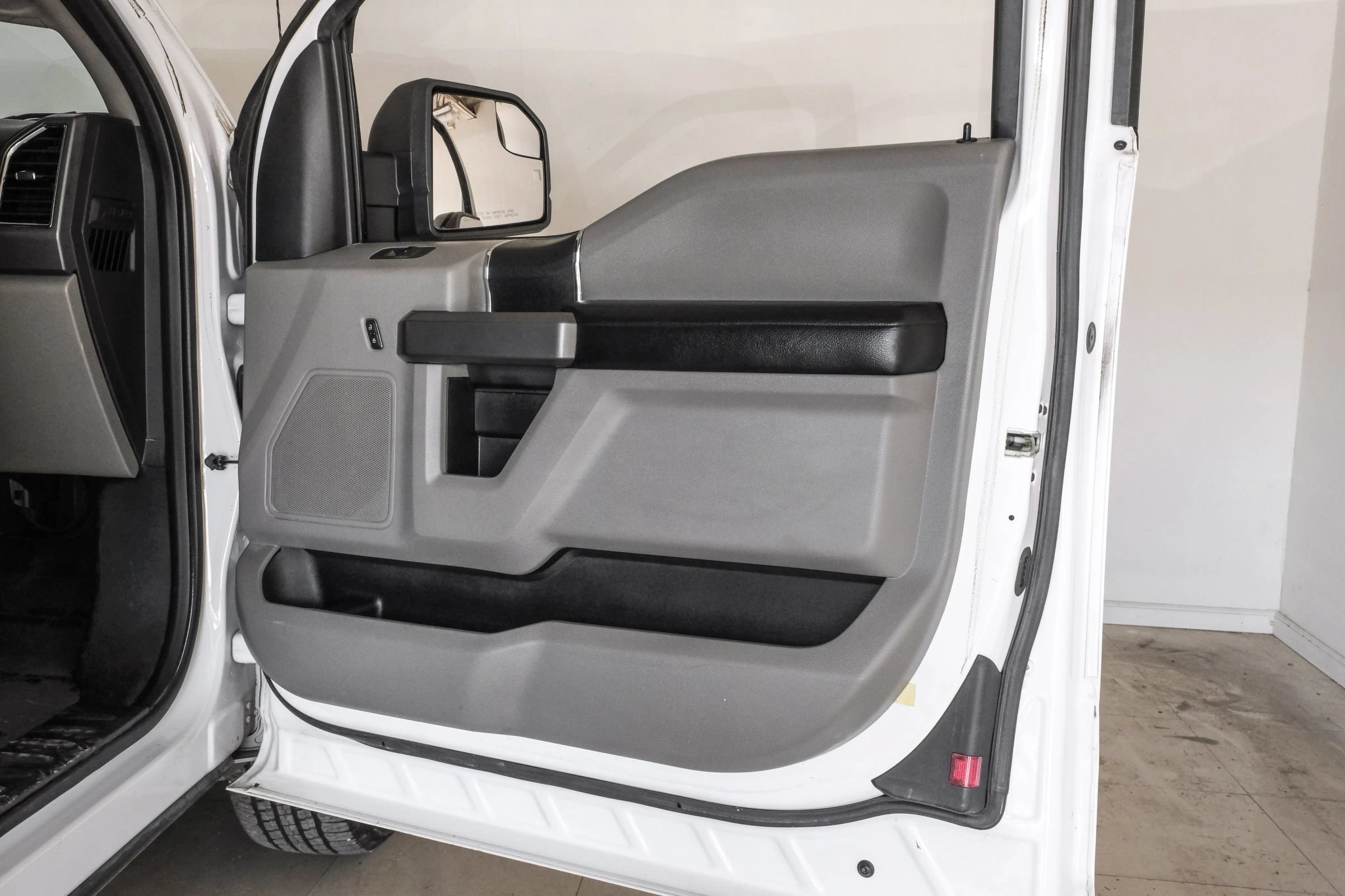 Used 2015 Ford F150 XLT AWD/4WD image 34