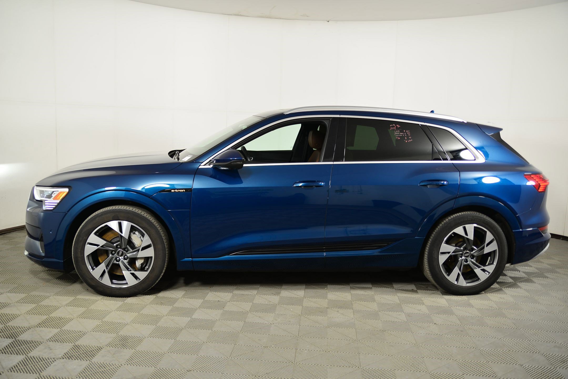 Certified 2023 Audi e-tron Premium Plus w/ Premium Plus Package AWD/4WD image 2