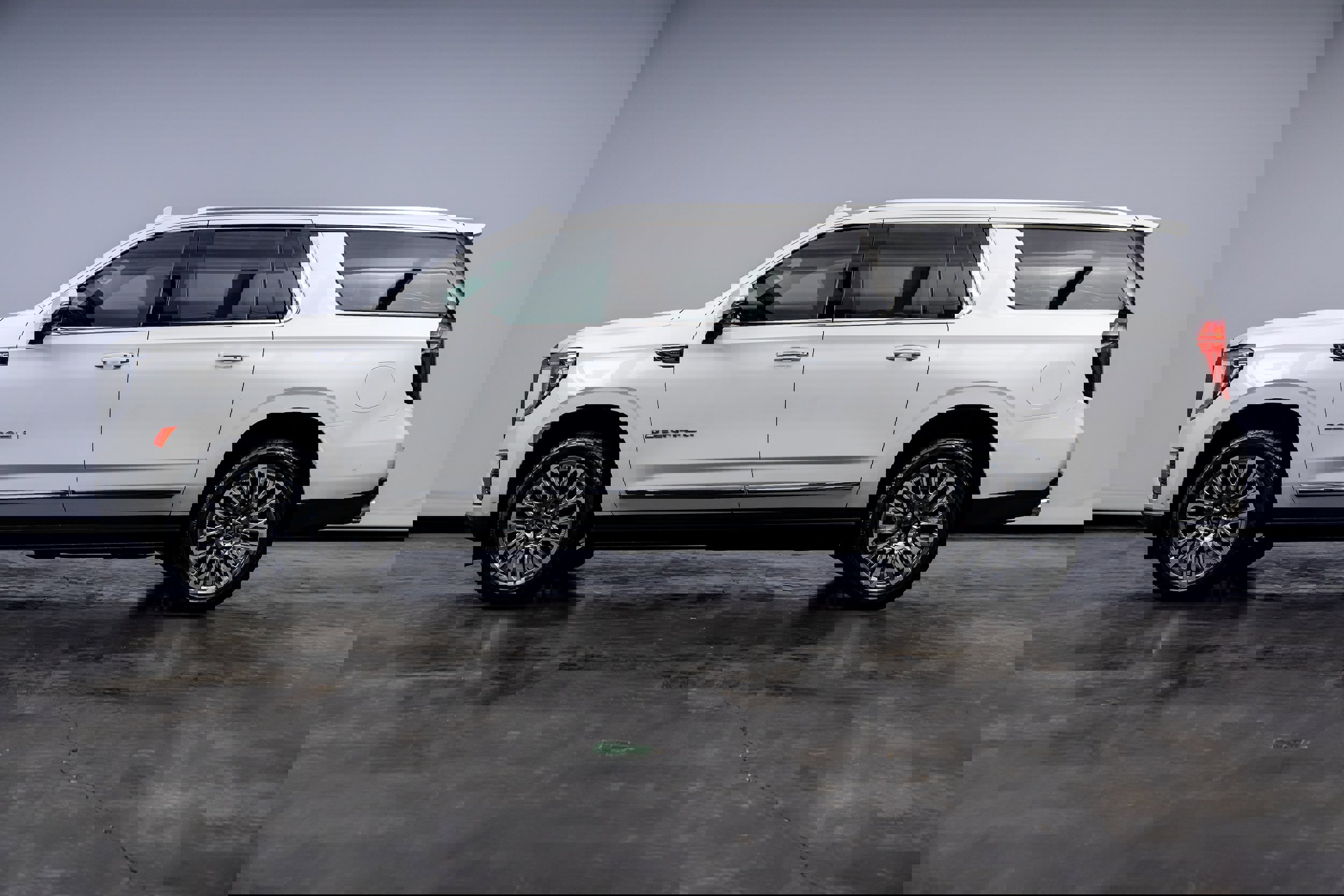 Used 2023 GMC Yukon XL Denali Ultimate image 9