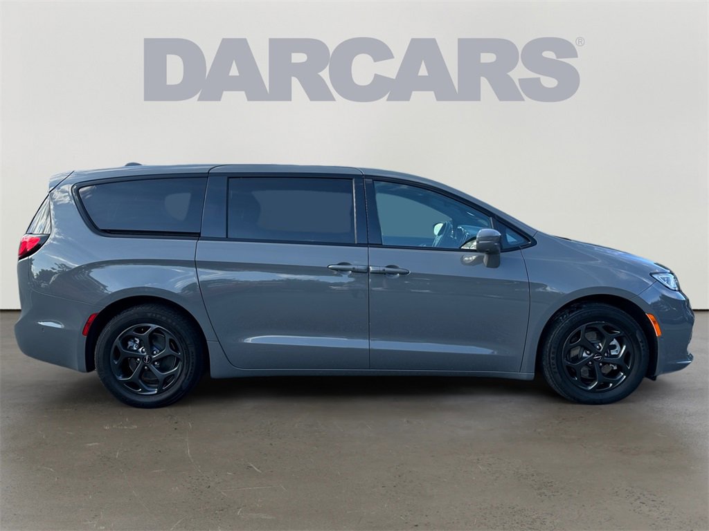 Used 2022 Chrysler Pacifica Limited w/ Uconnect Theater Family Group image 8
