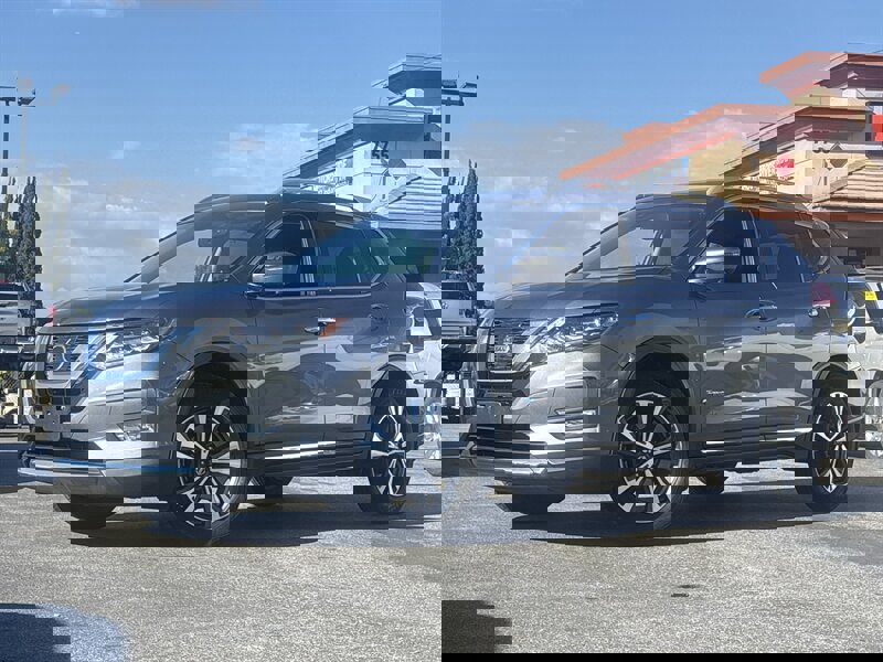 Used 2017 Nissan Rogue SL image 1