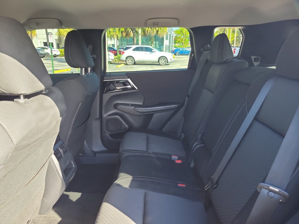Used 2023 Mitsubishi Outlander ES FWD image 12