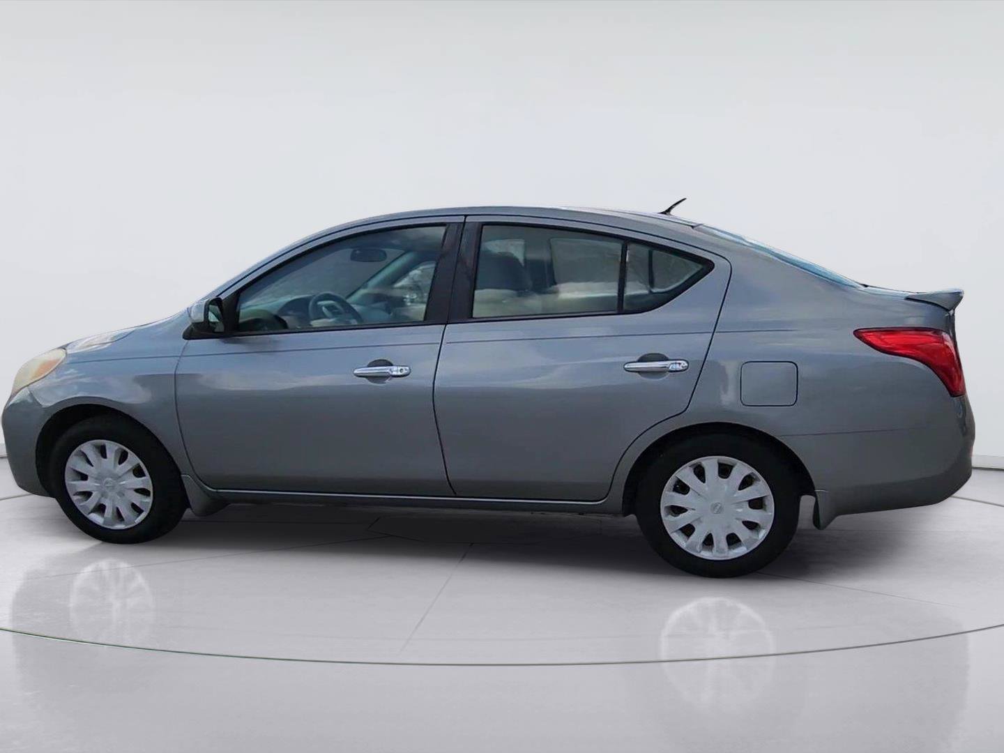 Used 2014 Nissan Versa SV FWD image 6