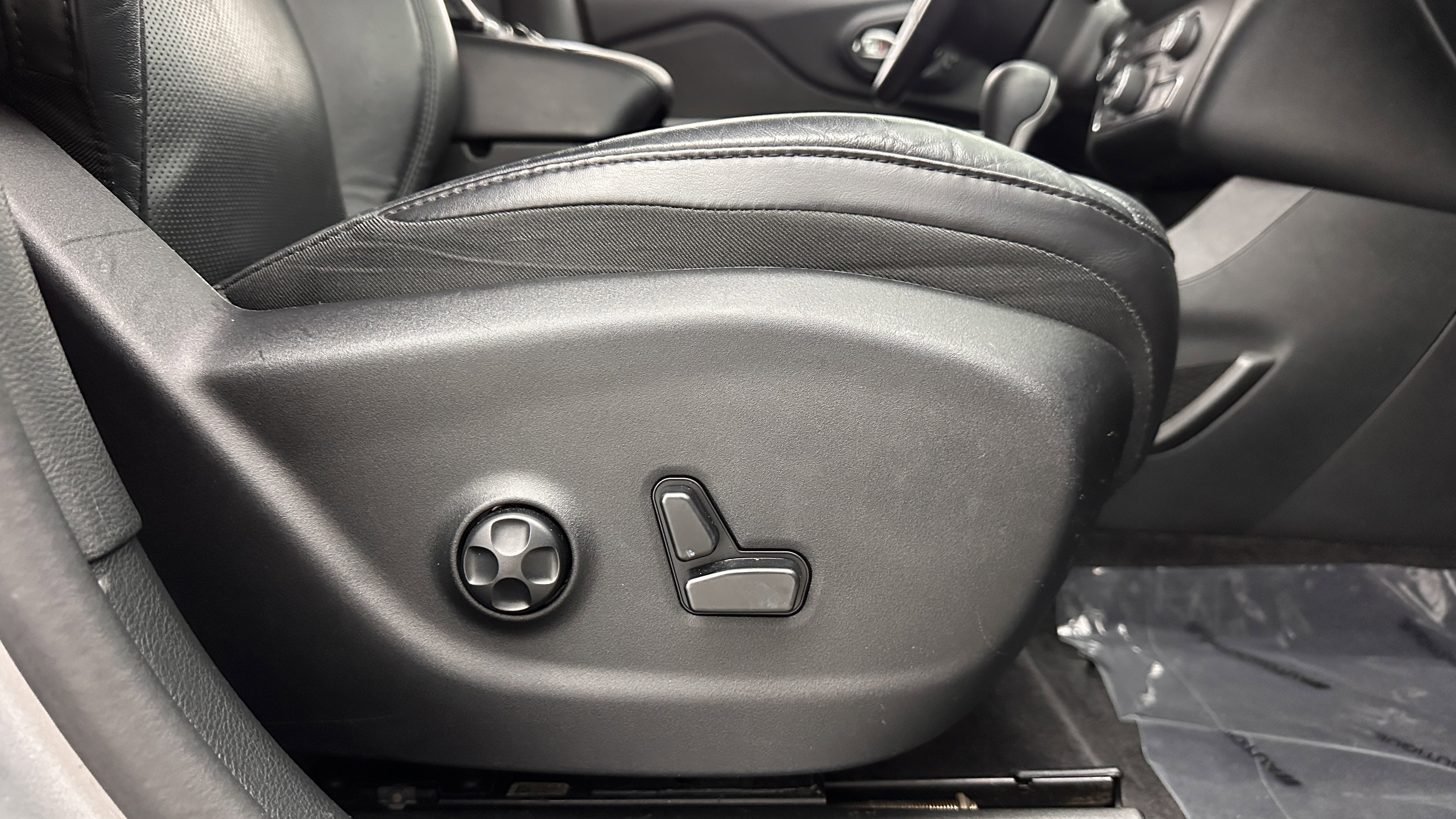Used 2016 Jeep Cherokee Overland FWD image 34