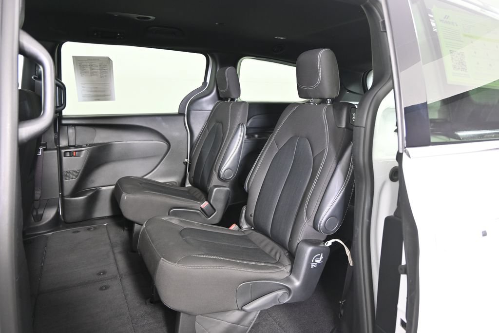 Used 2024 Chrysler Pacifica Touring FWD image 18