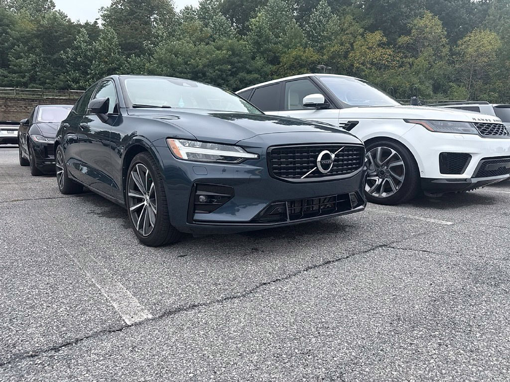 Used 2022 Volvo S60 B5 Momentum w/ Premium Package FWD image 2