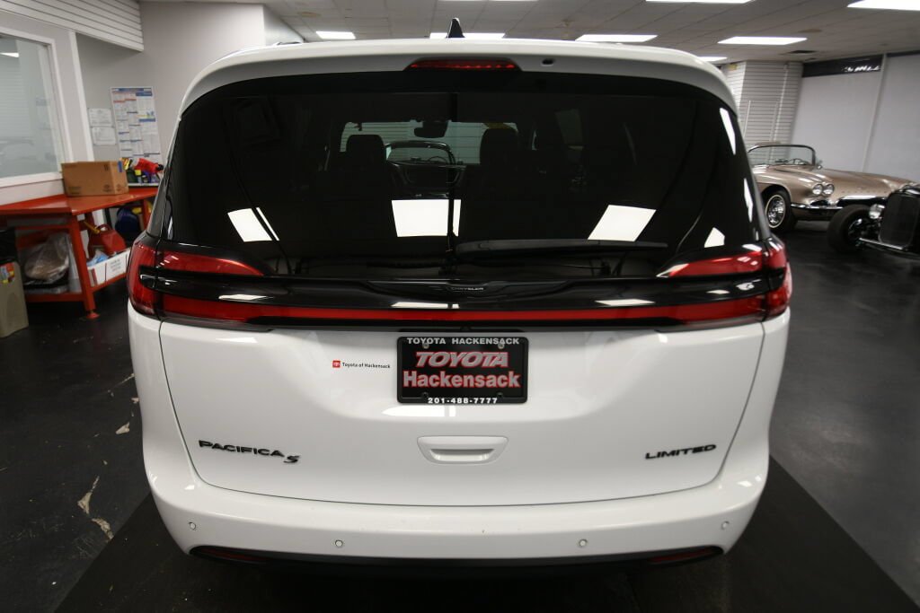 Used 2025 Chrysler Pacifica Limited FWD image 6