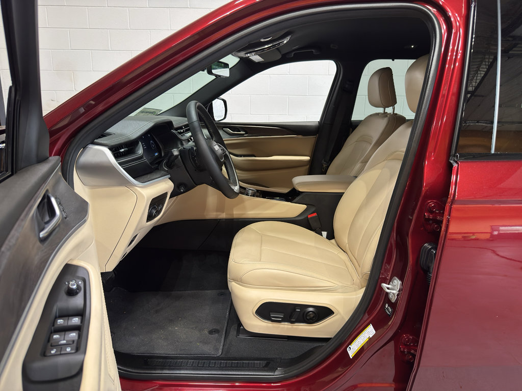 Used 2023 Jeep Grand Cherokee L Limited w/ Luxury Tech Group II AWD/4WD image 16