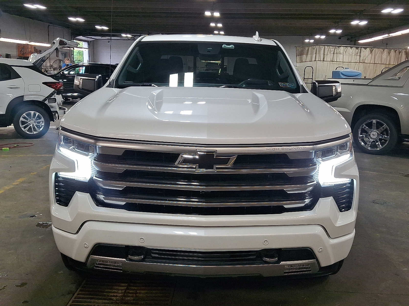 Used 2023 Chevrolet Silverado 1500 High Country w/ High Country Premium Package AWD/4WD image 2