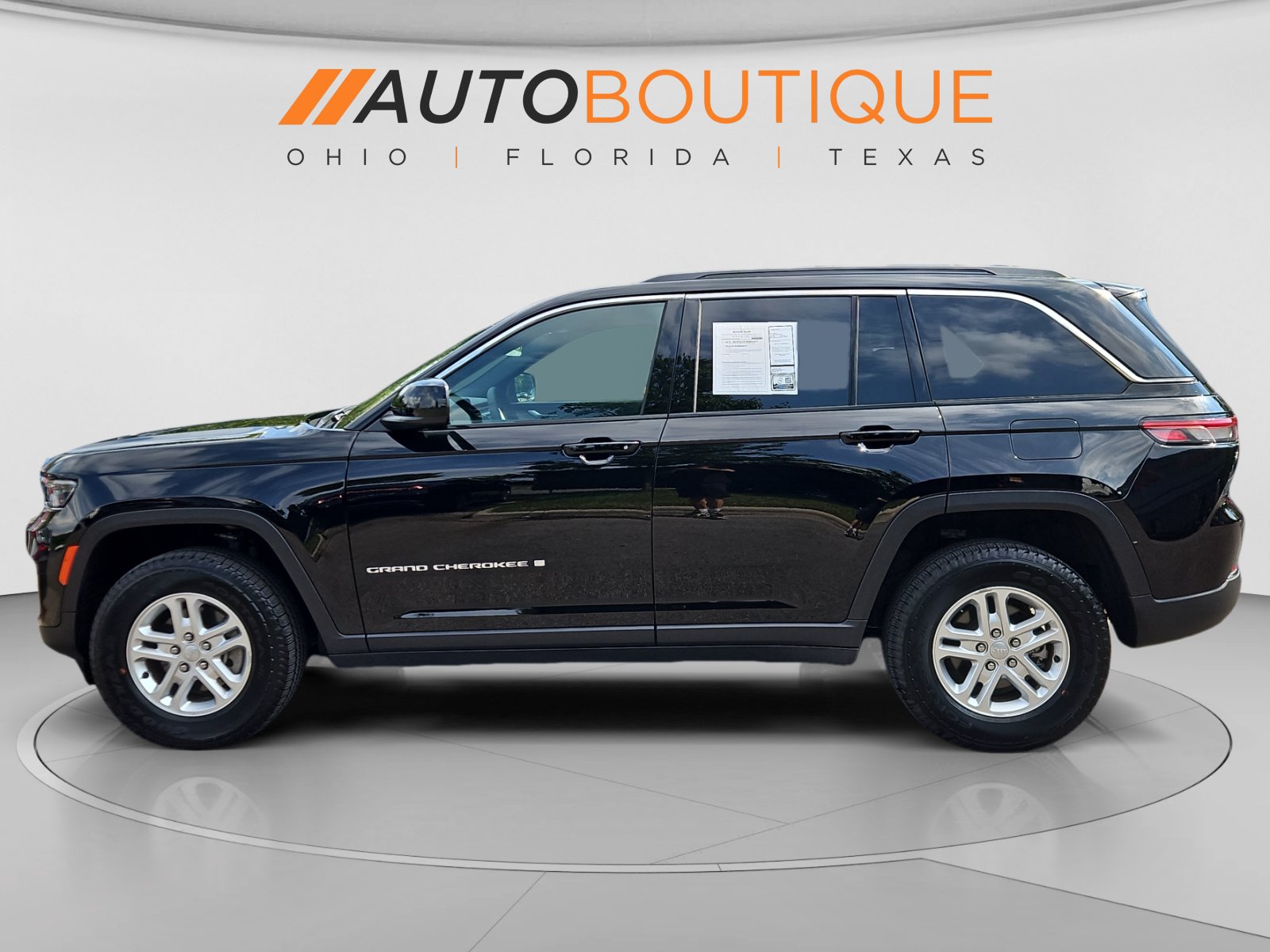 Used 2025 Jeep Grand Cherokee Laredo w/ Luxury Tech Group I AWD/4WD image 2
