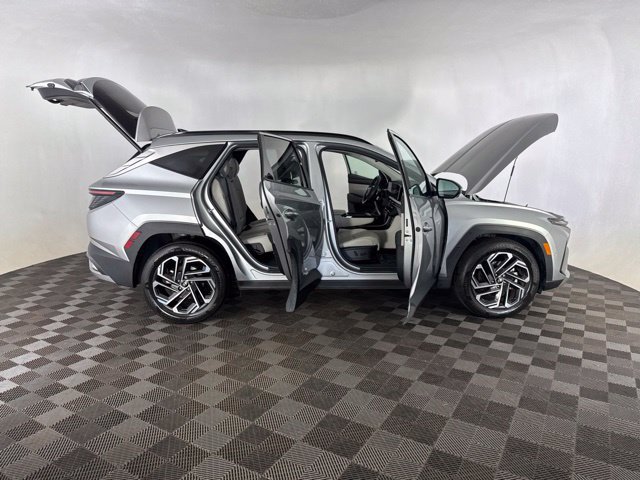 Used 2025 Hyundai Tucson Limited FWD image 13