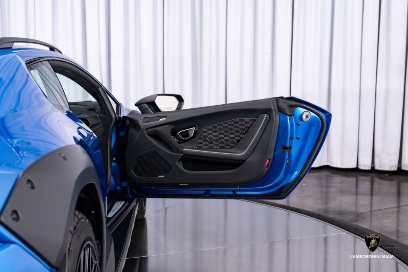 Used 2024 Lamborghini Huracan Sterrato image 40