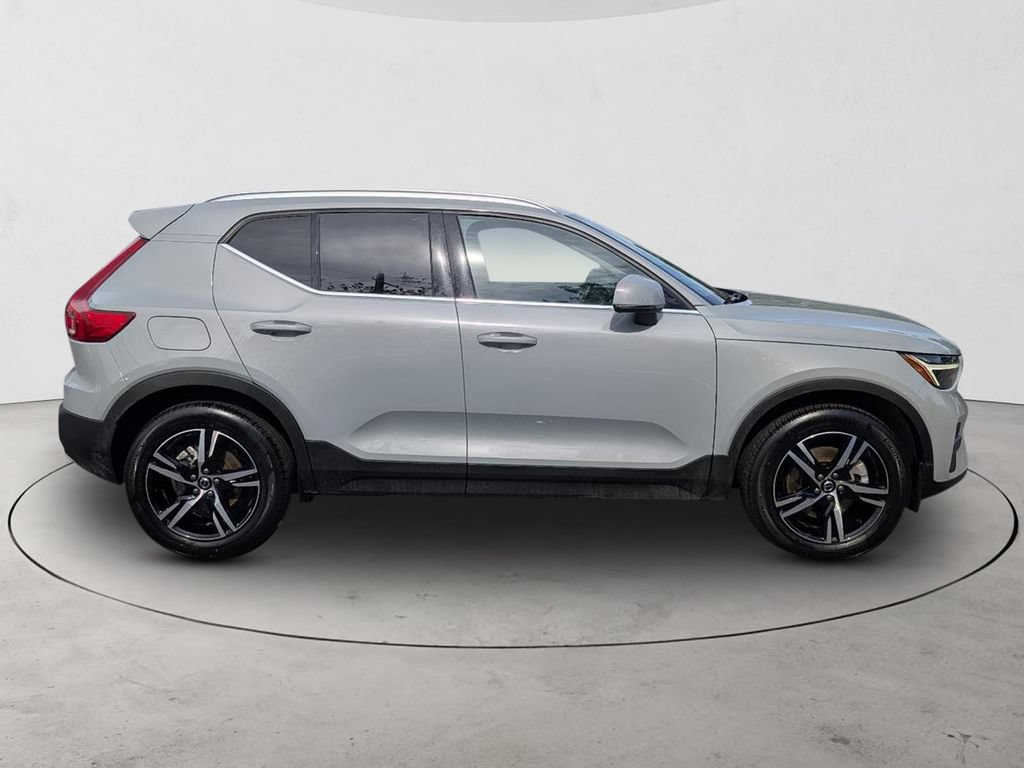 Certified 2025 Volvo XC40 B5 Plus AWD/4WD image 4