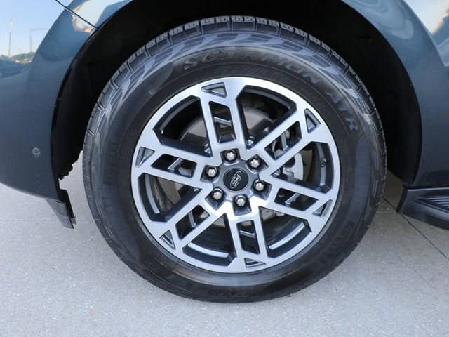 Used 2025 Ford Expedition Active AWD/4WD image 7