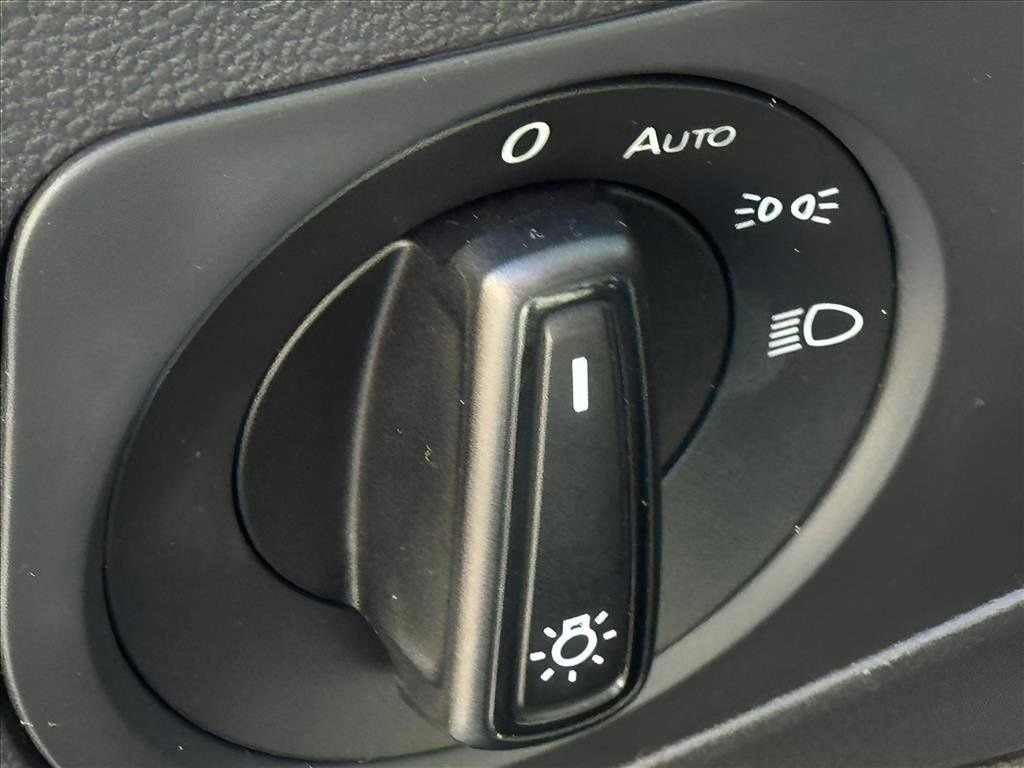 Used 2018 Volkswagen Tiguan S image 23