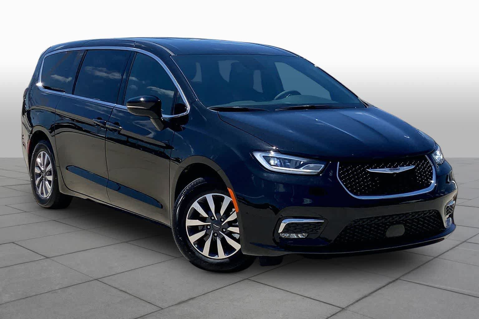 Used 2025 Chrysler Pacifica Select FWD image 3