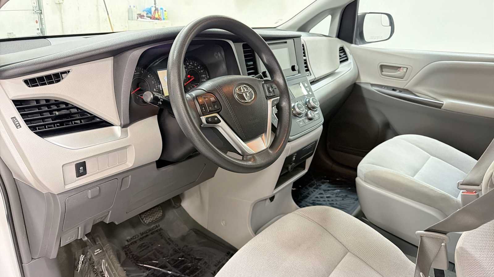 Used 2015 Toyota Sienna L FWD image 12