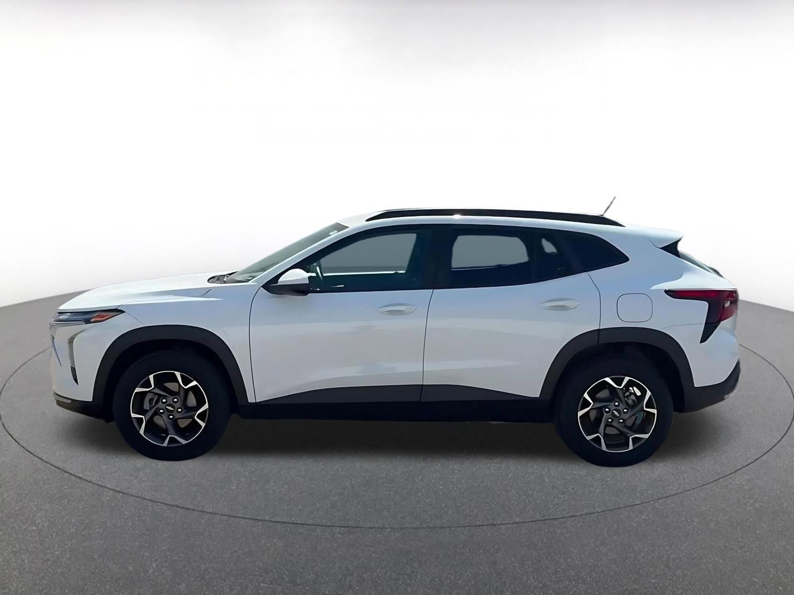 Used 2025 Chevrolet Trax LT w/ LT Convenience Package image 9