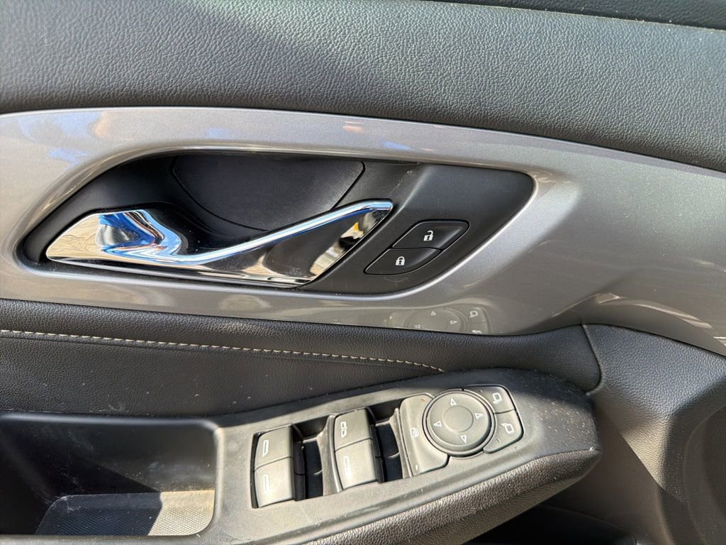Used 2022 Chevrolet Traverse LT image 11