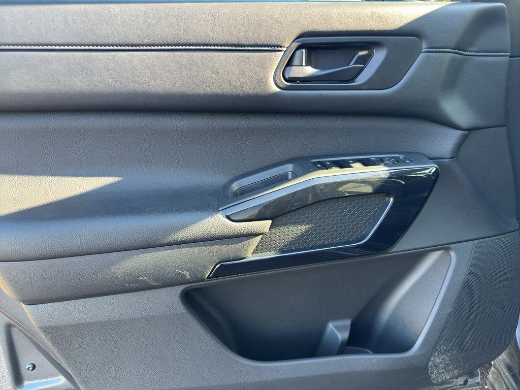 Used 2025 Nissan Pathfinder SV image 23