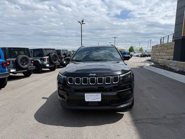 Used 2024 Jeep Compass Latitude w/ Sun and Sound Group AWD/4WD image 8