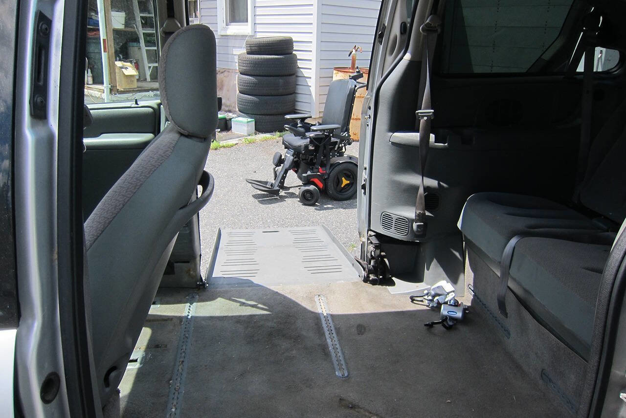Used 2006 Dodge Grand Caravan SE w/ Popular Equipment Group I FWD image 2