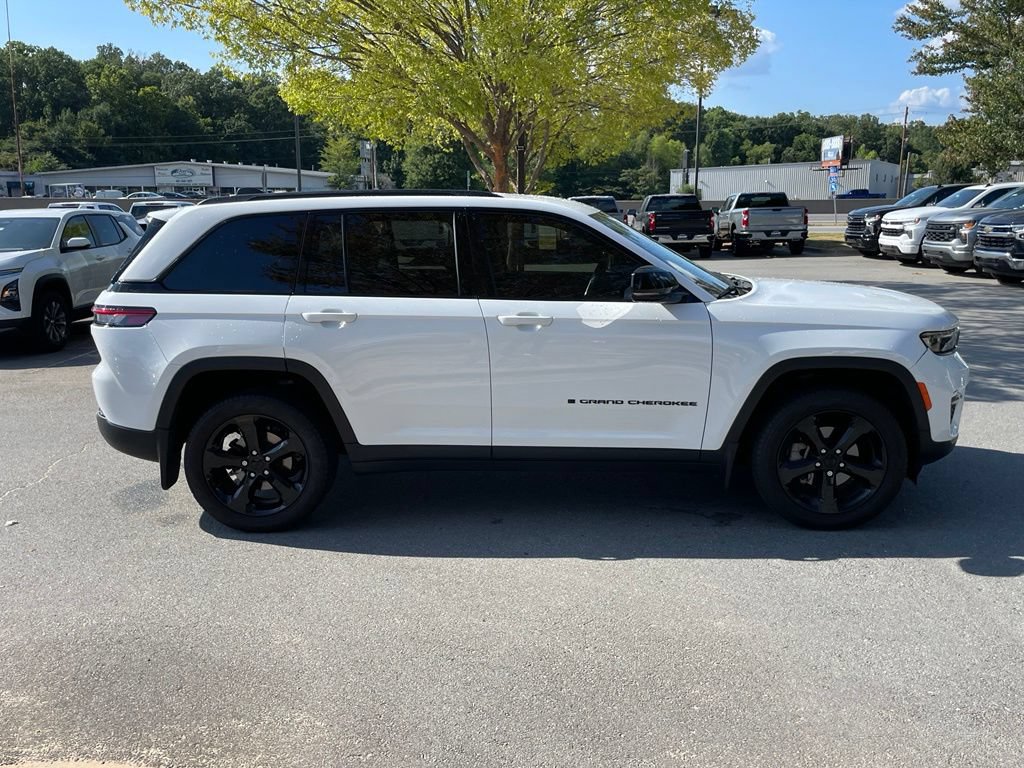 Used 2023 Jeep Grand Cherokee Limited w/ Black Appearance Package AWD/4WD image 9