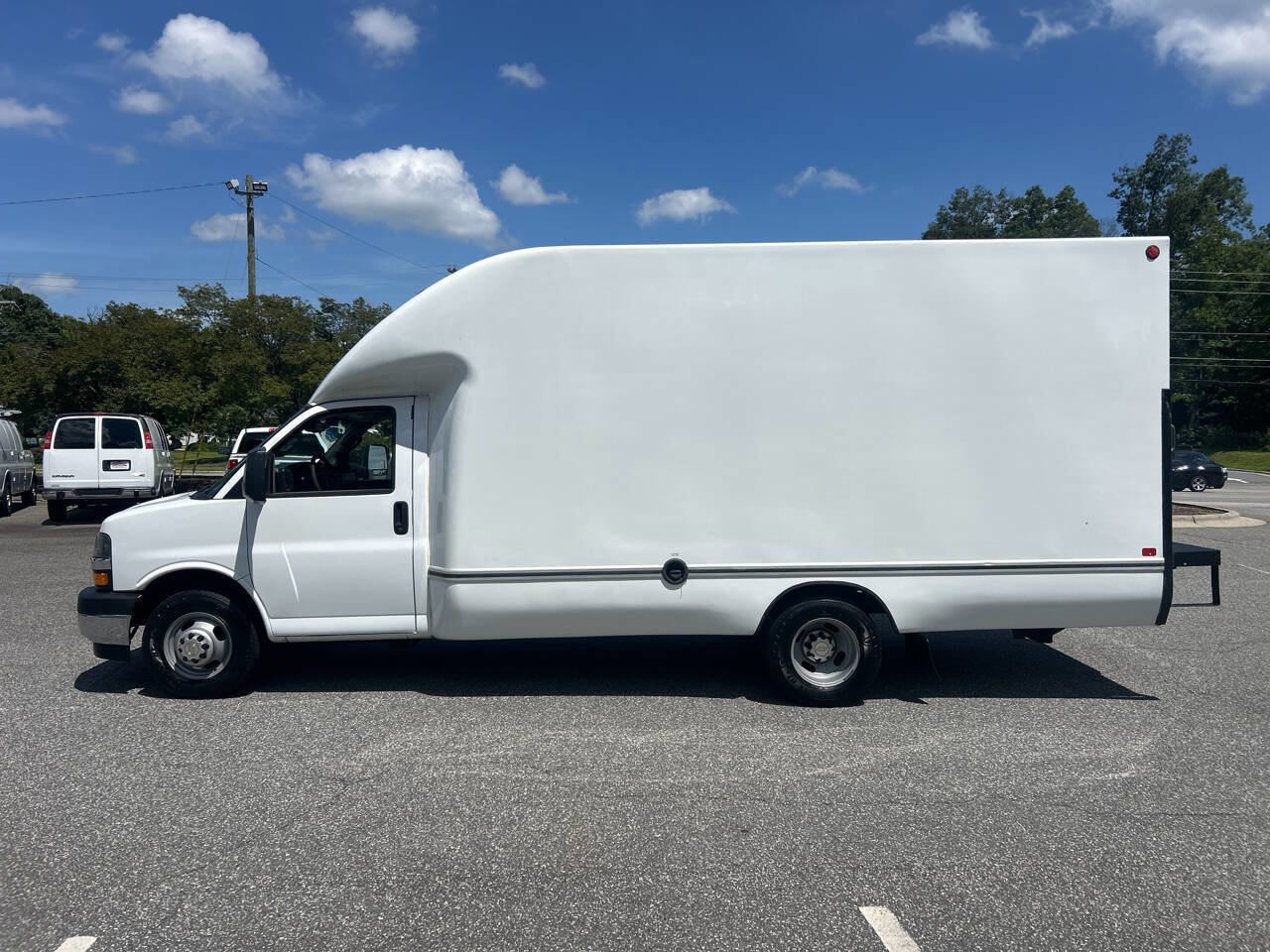 Used 2018 Chevrolet Express 3500 w/ Power Convenience Package image 2