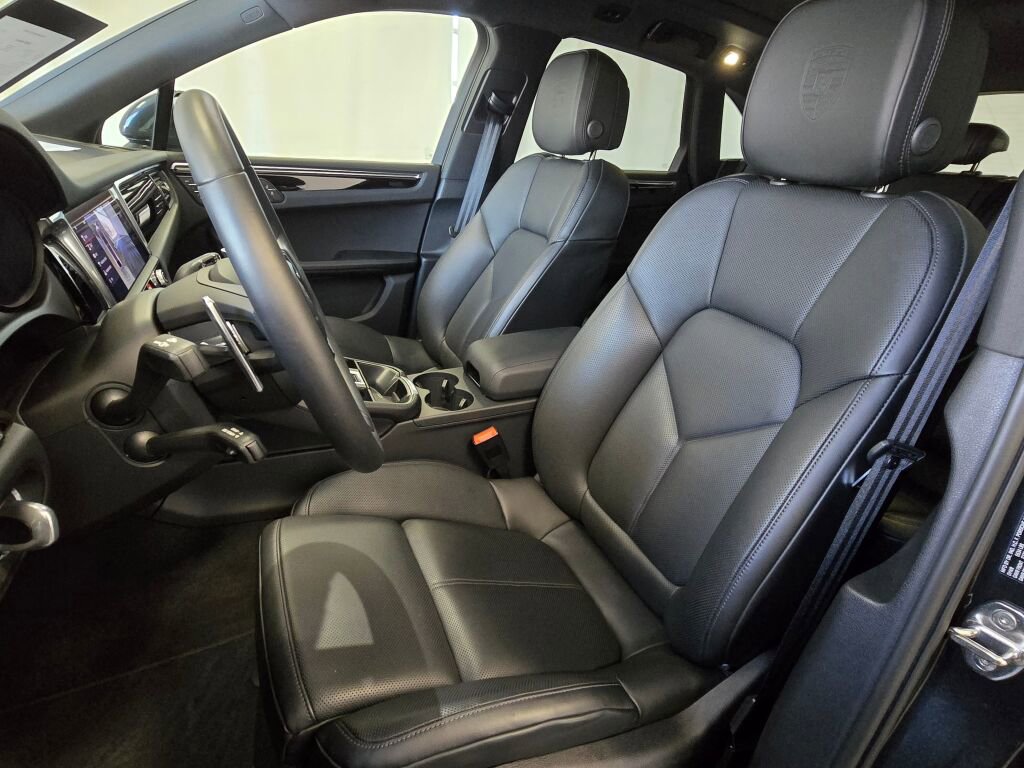 Certified 2025 Porsche Macan image 5