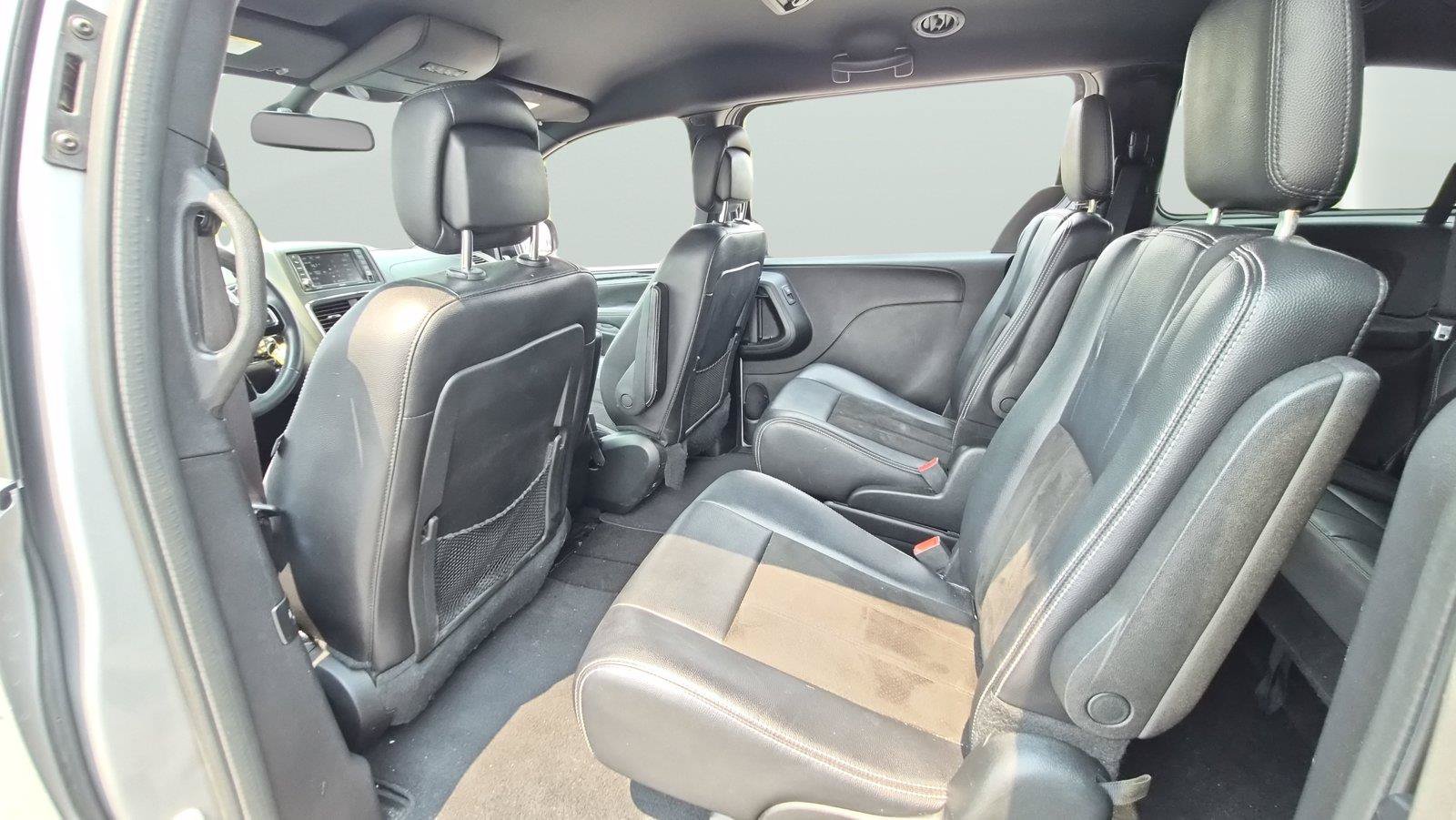 Used 2019 Dodge Grand Caravan SXT w/ Blacktop Package FWD image 17