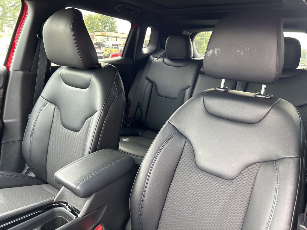 Used 2025 Jeep Compass Latitude w/ Sun & Sound Group AWD/4WD image 30