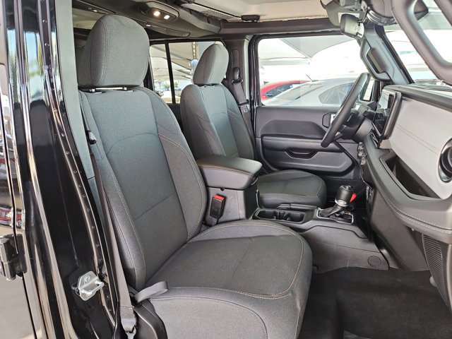 Used 2025 Jeep Wrangler Sahara image 21