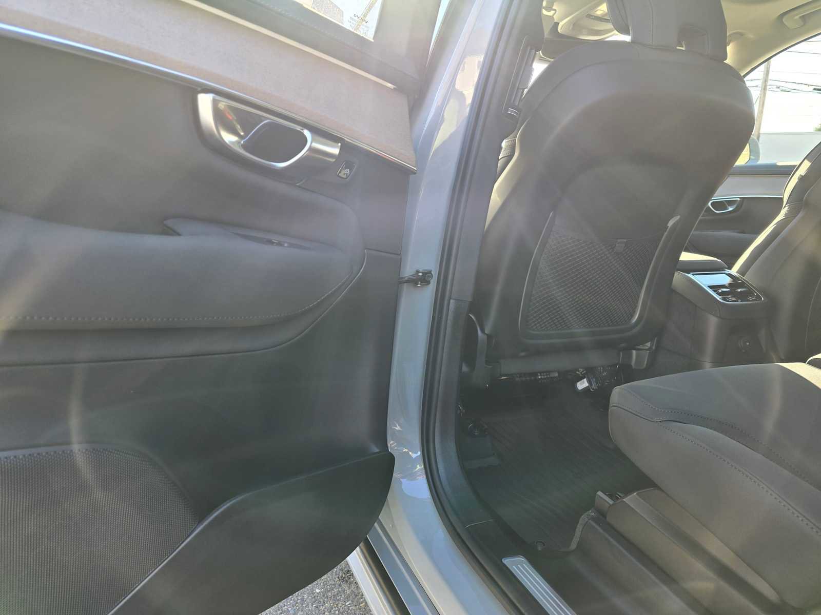 New 2026 Volvo XC90 T8 Plus w/ Protection Package Premier image 15