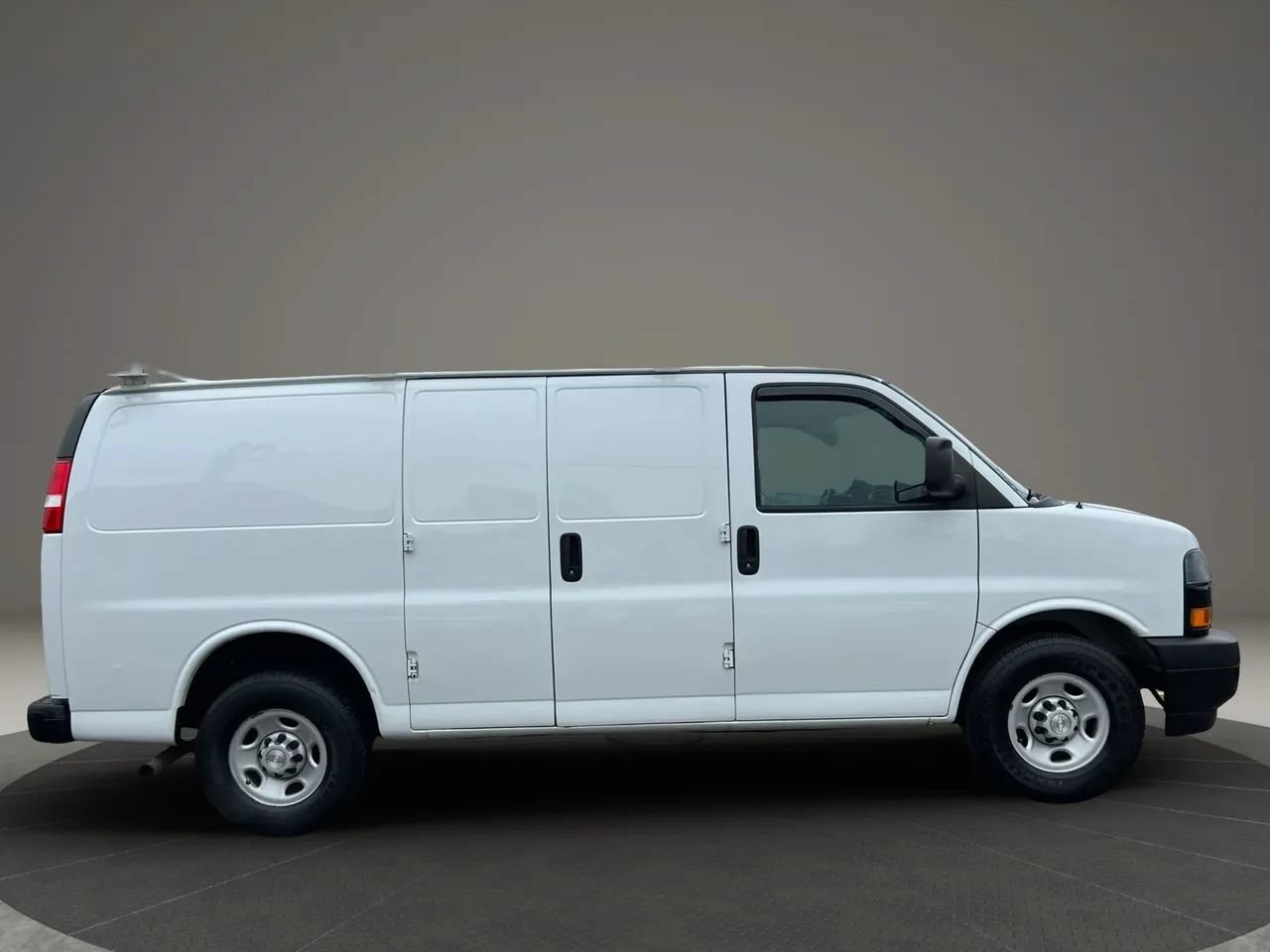 Used 2020 Chevrolet Express 2500 w/ Driver Convenience Package RWD image 4