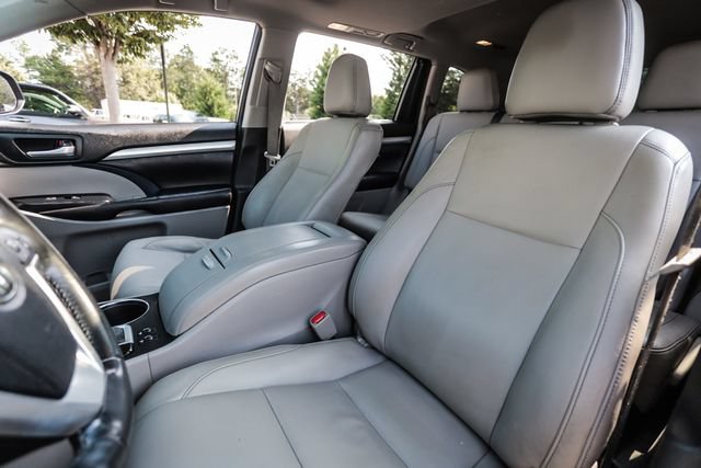 Used 2017 Toyota Highlander XLE AWD/4WD image 48