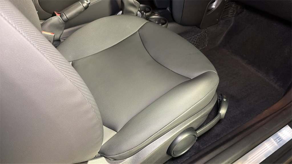 Used 2011 MINI Cooper Hardtop image 11