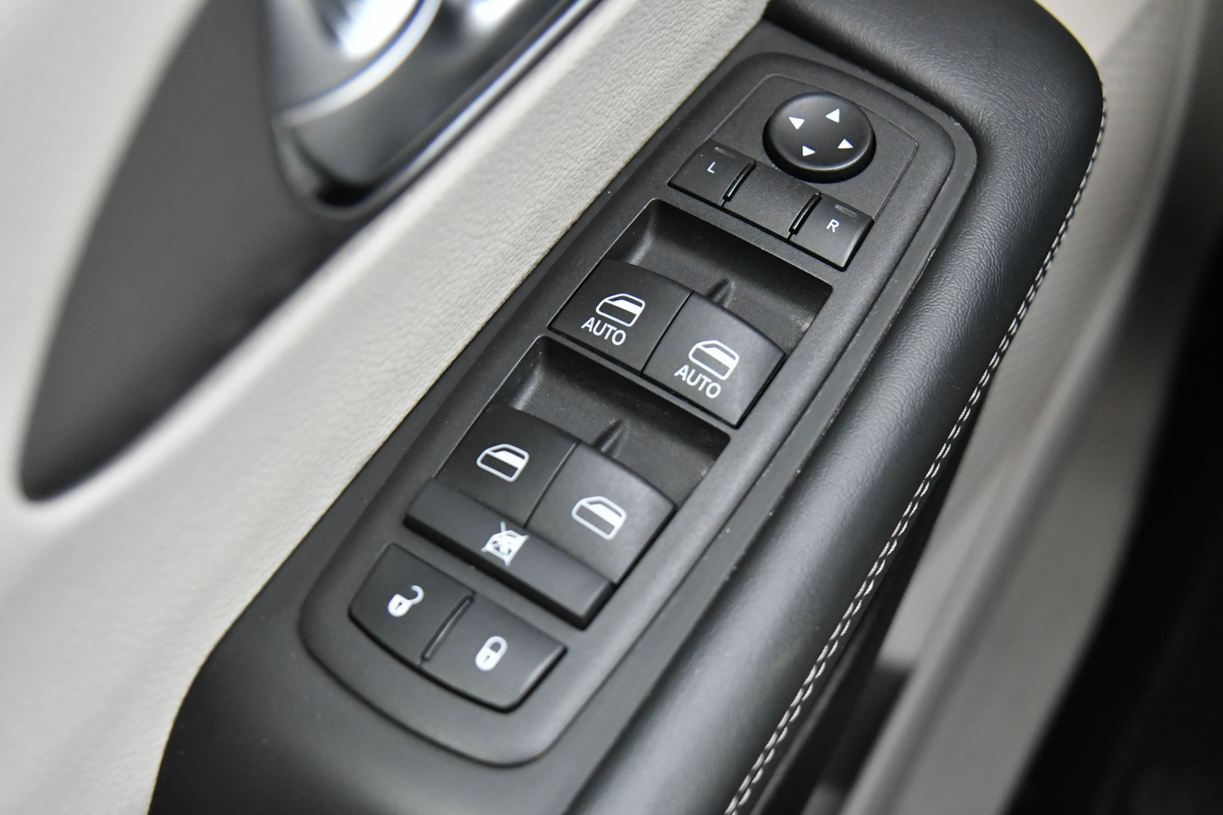 Used 2023 Chrysler Pacifica Touring-L image 35