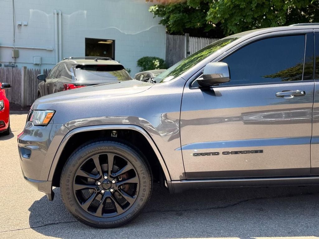 Used 2017 Jeep Grand Cherokee Altitude AWD/4WD image 10