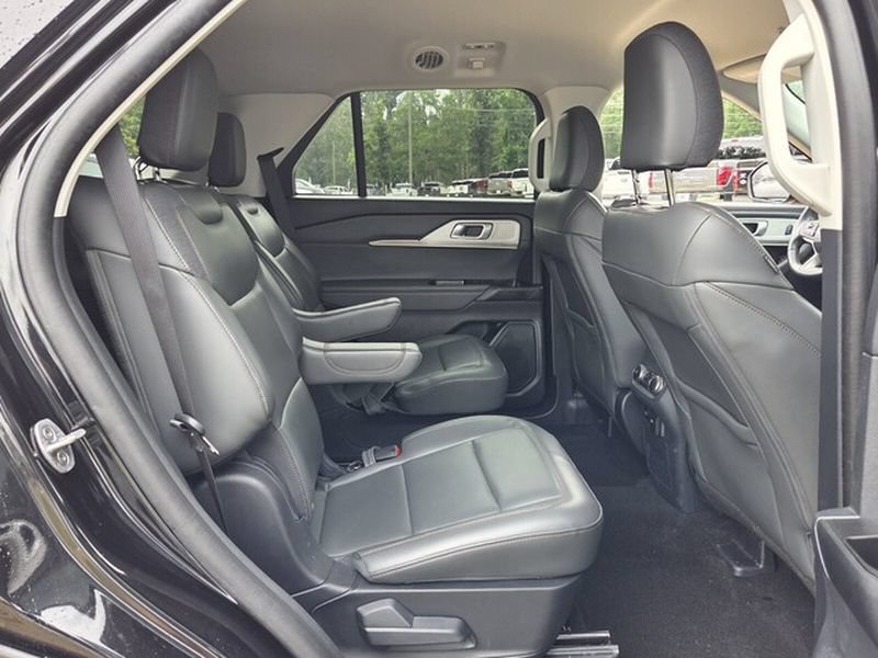 Used 2025 Ford Explorer Active w/ Active Comfort Package RWD image 17